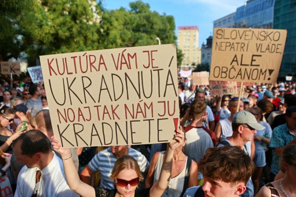 Tisíce ľudí protestovali na Námestí SNP v Bratislave proti krokom vlády