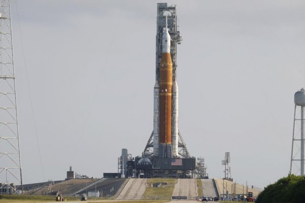 NASA pripravuje štart rakety SLS v rámci programu Artemis pre let na Mesiac