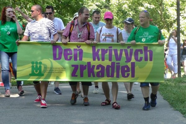 Deň krivých zrkadiel je aj o nás