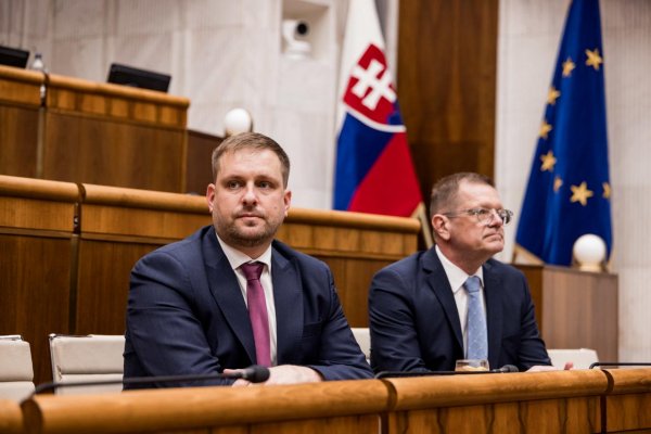 O návrhu na odvolanie Šaška sa bude rokovať až na septembrovej schôdzi