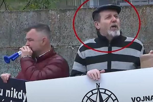 Stál vedľa Ficovho atentátnika, nakrútil film