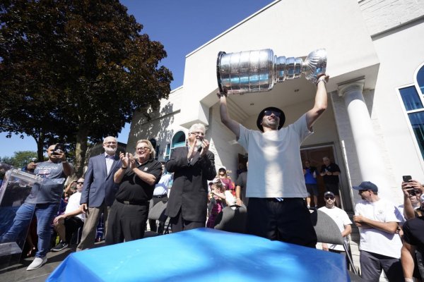 Kanaďan Kadri zavítal so Stanleyho pohárom do mešity, chce inšpirovať moslimskú komunitu